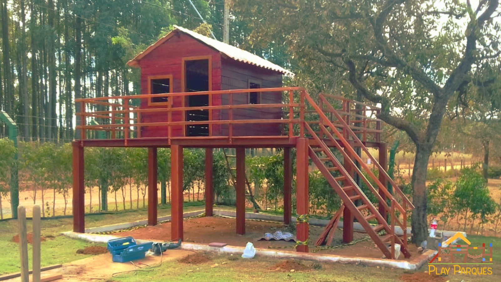 casinha-de-boneca-fechada-suspensa